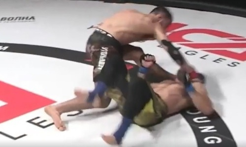 «Очень жесткий нокаут» состоялся на турнире российского промоушна ММА. Видео