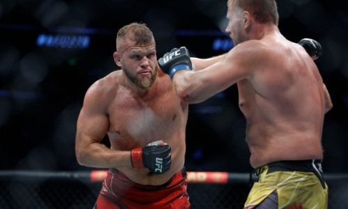 Поединок непобежденного бойца UFC завершился сенсацией