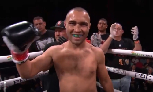 Казахстанский боксер одержал досрочную победу в бою за титул WBC