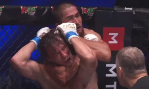 «Удушением» закончился бой непобежденного казахстанского файтера в лиге Хабиба