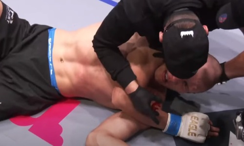 Бойца из Казахстана «задушили» за 14 секунд до сирены в лиге Хабиба