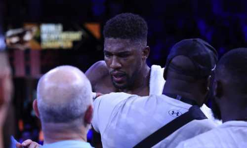 «Держали его семеро». Джошуа попытался напасть на тренера Усика