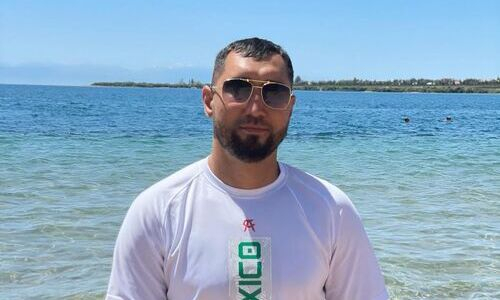 «Крали конфеты и получали от матерей». Титулованный боксер из Казахстана рассказал о своем детстве