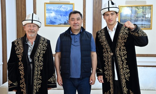 Президент Кыргызстана встретил Бивола после его победы над «Канело». Фото и видео