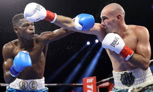 Неожиданным итогом закончился бой бывших чемпионов мира