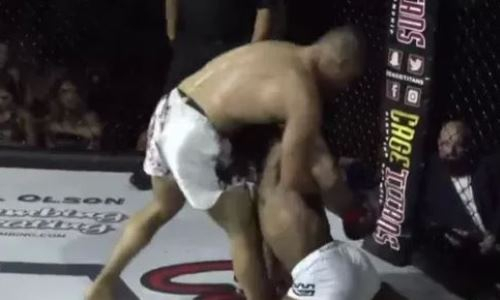 Поединок ММА закончился жутким хрустом от перелома руки. Видео