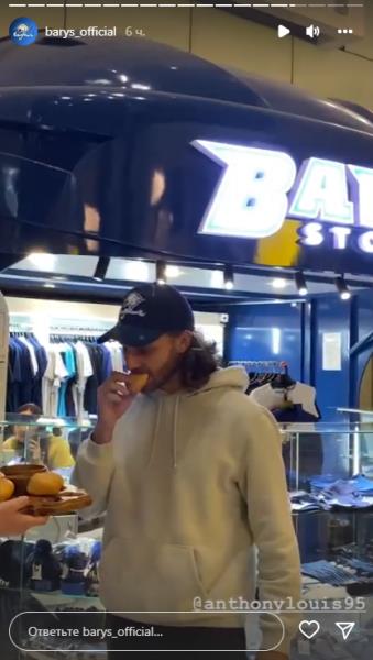 «Барыс» с баурсаками и кумысом встретил экс-хоккеиста сборных США. Фото