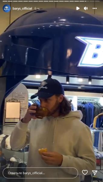 «Барыс» с баурсаками и кумысом встретил экс-хоккеиста сборных США. Фото