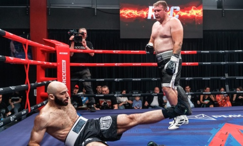 128-килограммовый андердог отправил соперника в нокдаун и отказался продолжать бой. Видео