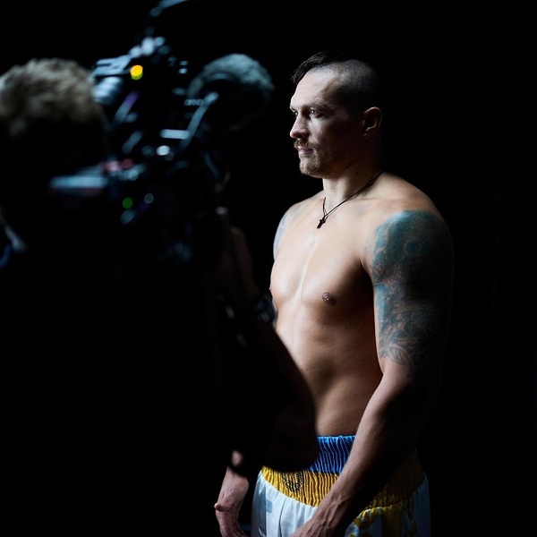 Усик прибыл в Саудовскую Аравию на реванш с Джошуа. Фото и видео