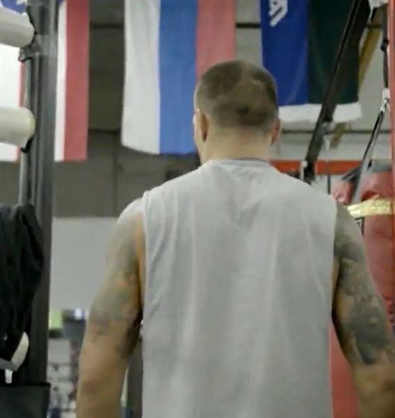 Усика сняли на фоне российского флага перед реваншем с Джошуа. Фотофакт