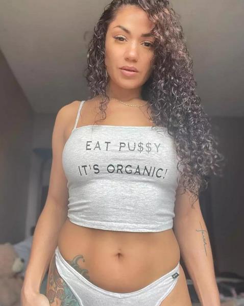 Знаменитая девушка-боец ММА сделала откровенное фото в белых трусиках