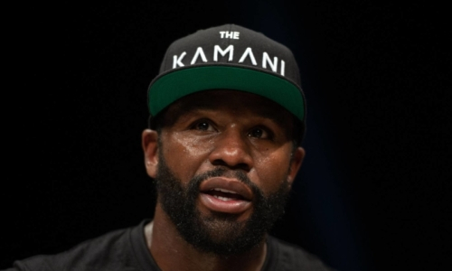 Телохранитель нагло вмешался в дуэль взглядов Флойда Мэйвезера. Видео