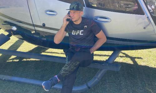 «Разницы нет — кидать сено или тебя». Казахский боец UFC ловко ответил на претензии за «колхозные дела»