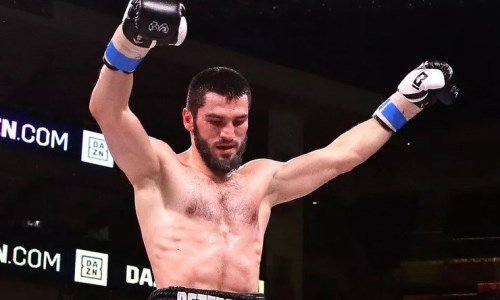 Отказавшийся от флага России боксер получил шикарный подарок на родине. Видео