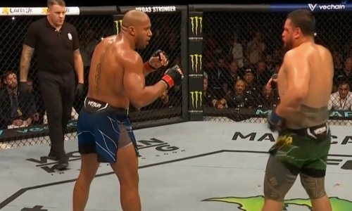 Тяжелым нокаутом закончился главный бой UFC