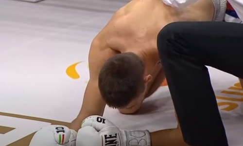 19-летнего боксера дважды отправили в нокдаун и нокаутировали в первом раунде. Видео