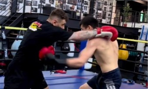 Непобежденный казахстанский боксер проводит подготовку к бою в Москве. Видео