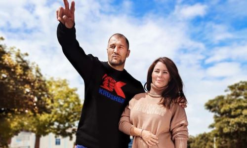 «В конце еще и добил». Сергей Ковалев «нокаутировал» свою супругу в необычном бою. Видео