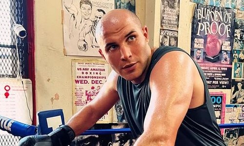 Казахстанский нокаутер-супертяж продемонстрировал бой с тенью. Видео