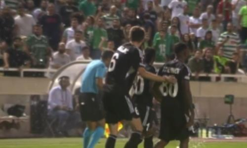 Болельщики атаковали судью во время матча команды казахстанца в Лиге Европы. Видео