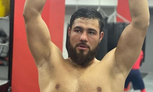 Садриддин Ахмедов показал эффективный способ накачать шею и плечи. Видео