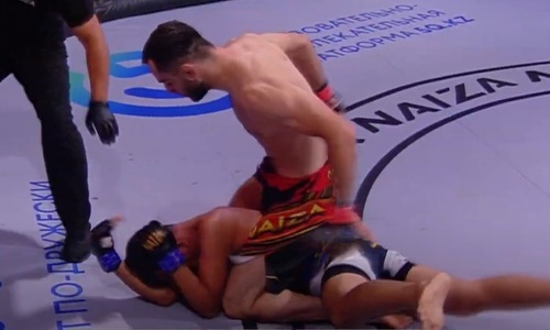 Боец из Казахстана оформил нокаут за минуту. Видео