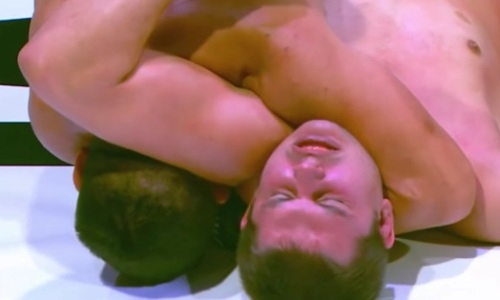 Видео досрочной победы Куата Хамитова в бою с россиянином