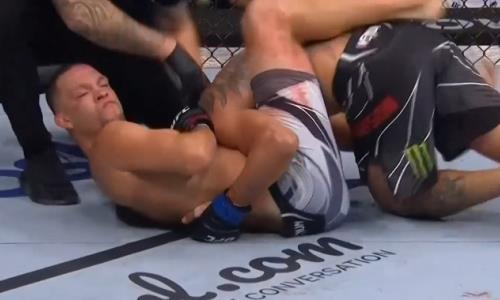 Видео брутальной гильотины одной рукой в бою Диас — Фергюсон в UFC