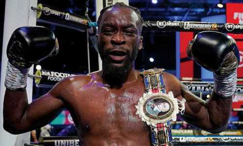 Титульный бой чемпиона завершился кровавым побоищем и нокаутом. Видео