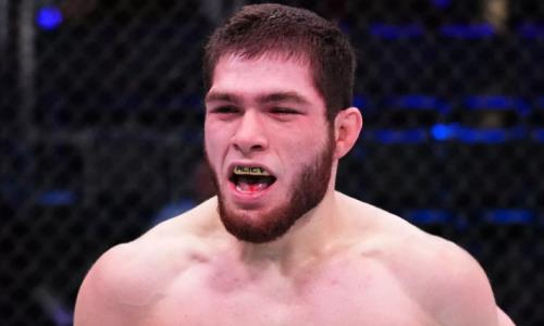 Несостоявшийся соперник Куата Хамитова выиграл нокаутом и стал первым в истории бойцом UFC из Таджикистана. Видео