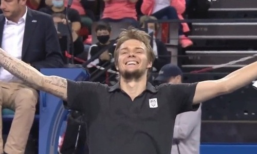 Лучший теннисист Казахстана в тяжелом матче вырвал победу на старте турнира в Метце