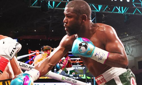 Нокаутом с гонгом завершился бой Флойда Мэйвезера против звезды ММА. Видео