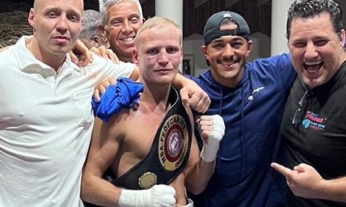 Непобежденный боксер из Казахстана завоевал первый титул в профи