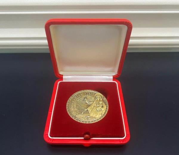 Димаш получил награду от Папы Римского перед выступлением на бое Головкина. Фото