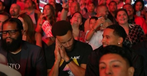 Звезда НБА показал особый жест во время боя Головкин — «Канело»