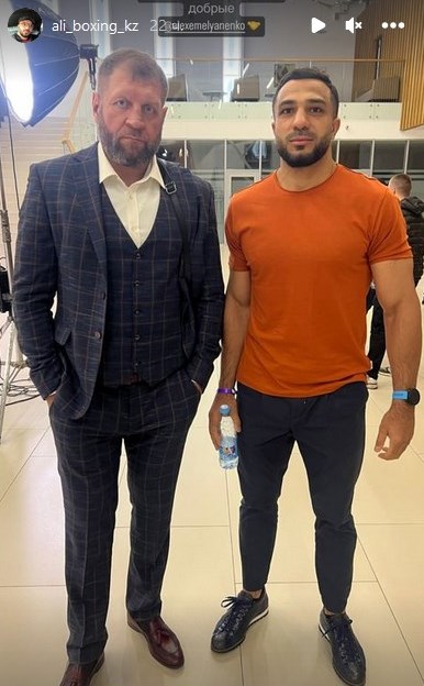 Казахстанский боксер встретился с Емельяненко и показал фото