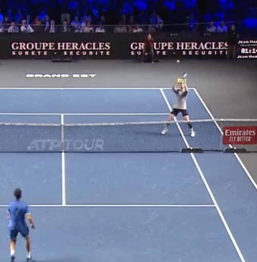 Бублик отбил удар ручкой от ракетки в финале турнира в Метце. Фото