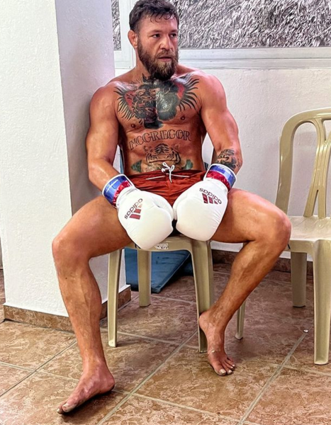Макгрегор показал фото актуальной формы после установления уникального «рекорда» UFC