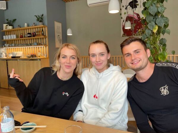 Рыбакина проводит время в компании российской теннисистки. Фото