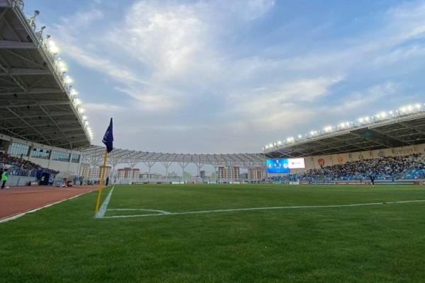 Стадион построить — не лысину под поцелуи подставлять. Как Азербайджан подал пример Казахстану