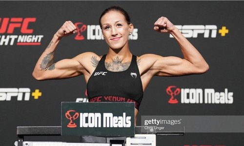 Казахстанка из UFC начала осваивать новую профессию в США