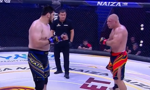 Боец из Казахстана зарубился с россиянином за звание чемпиона. Видео