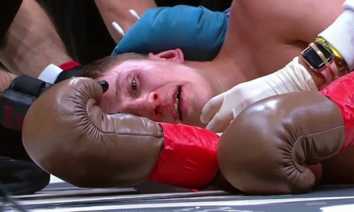 19-летнего российского боксера отправили в глухой нокаут в андеркарде Исмаилов — Илич. Видео