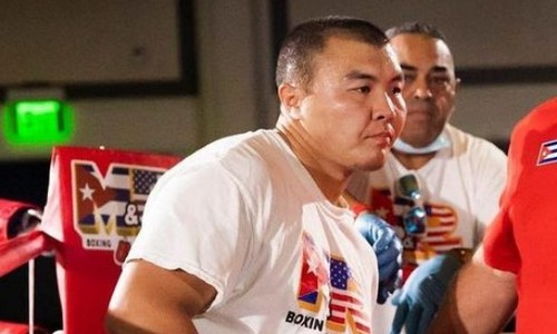 Казахстанский тяжеловес спаррингует с экс-чемпионом мира перед боем в США