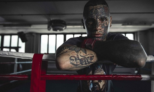 Наводящий ужас боксер победил жестоким нокаутом в бою за титул. Видео