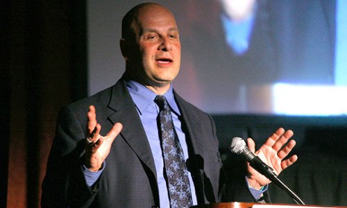 Промоутер спасает от Головкина 47-летнего экс-чемпиона мира