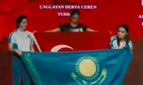 Казахстанские спортсменки попали в казусную ситуацию с флагом. Видео