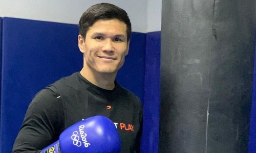 Данияр Елеусинов спаррингует с другими казахстанцами перед возвращением на ринг