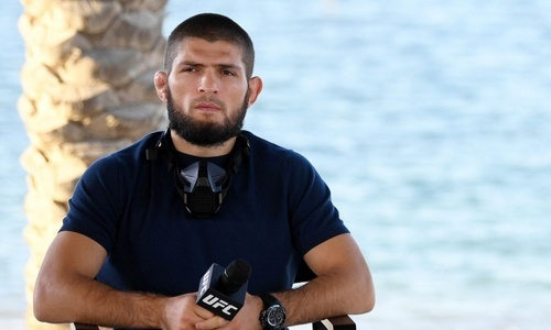 Фанаты Хабиба Нурмагомедова едва не подрались за сувенир из Казахстана. Видео